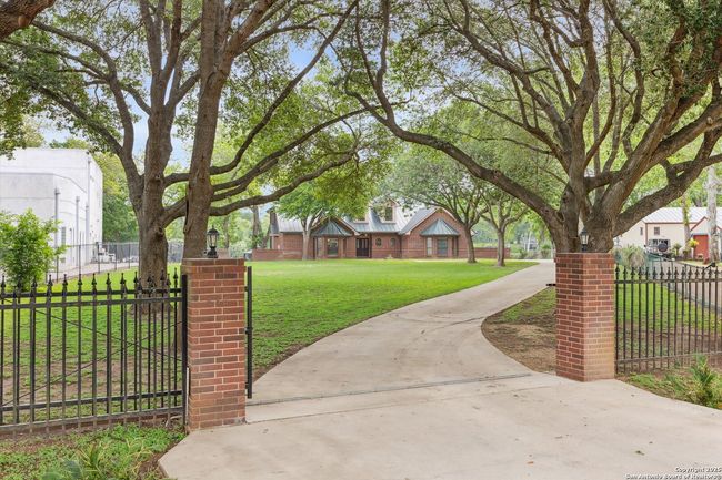 640 Woodlake Dr, House other with 5 bedrooms, 5 bathrooms and null parking in Mcqueeney TX | Image 4