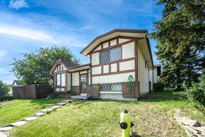 103 Sandstone Way Nw, House other with 5 bedrooms, 2 bathrooms and 4 parking in Calgary AB | Image 2