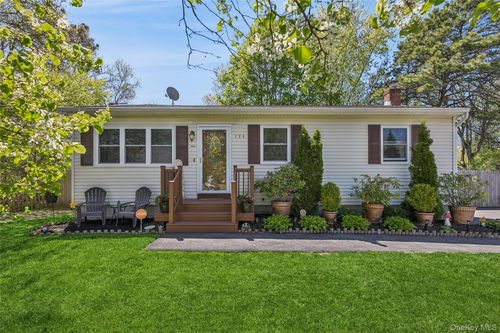 126 New Jersey Ave, Bellport, NY, 11713-2136 | Card Image