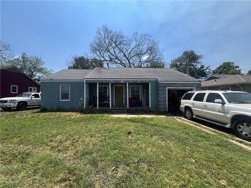 629 W Oak St, Independence, KS, 67301-2219 | Card Image