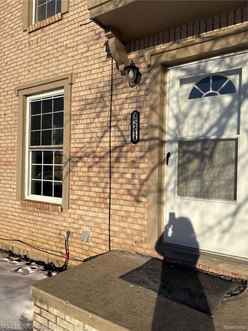 35314 Tall Oaks Dr, Sterling Heights, MI, 48312-3630 | Card Image