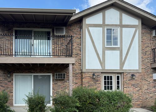 201-16W486 Lake Dr, Willowbrook, IL, 60527-2521 | Card Image