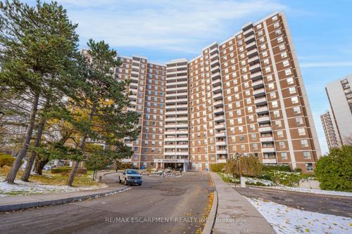 206-10 Edgecliff Golfway, East York, ON, M3C3A3 | Card Image