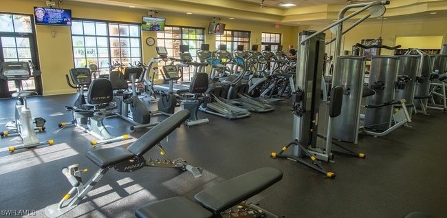 Fitness room with an attendant | Image 25