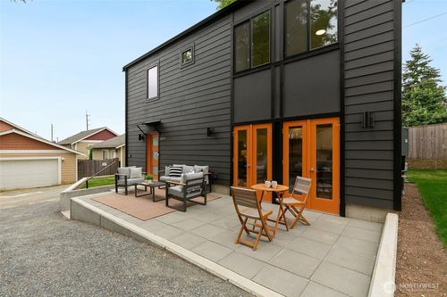 10508 Linden Ave N, Seattle, WA, 98133-8818 | Card Image