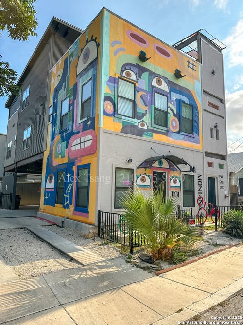 1301-811 Montana St, San Antonio, TX, 78203-1175 | Card Image