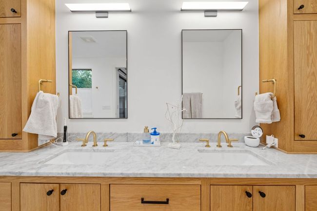 Bathroom with double vanity | Image 25