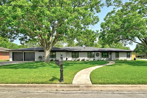 701 Nixon St, Lockhart, TX, 78644-2521 | Card Image