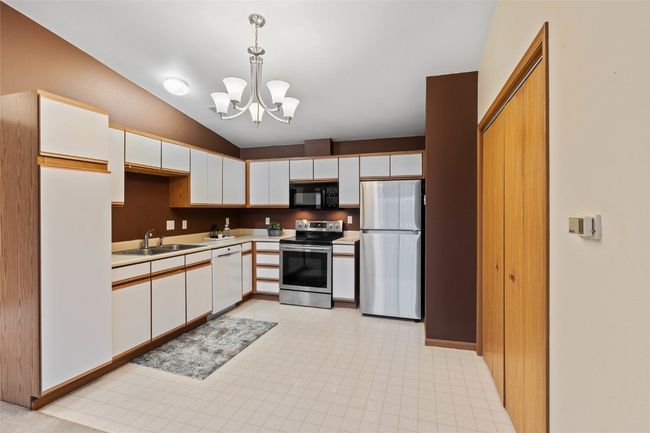 UNIT-9 - 6410 Creekside Dr Ne, Condo with 2 bedrooms, 1 bathrooms and null parking in Cedar Rapids IA | Image 6