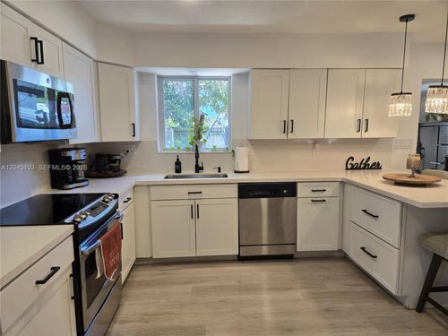 1131 N 75th Ave, Hollywood, FL, 33024-5317 | Card Image