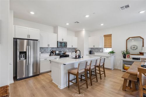 1060 Kendale Way, Vista, CA, 92081-7986 | Card Image