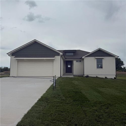 701 Se 21st St, Oak Grove, MO, 64075-8642 | Card Image