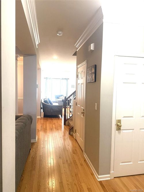 733 Huntington Dr, Fishkill, NY, 12524-4911 | Card Image