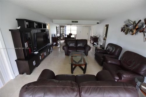 apt-309-3800 Oaks Clubhouse Dr, Pompano Beach, FL, 33069-3691 | Card Image