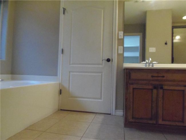 Garaden tub in primary | Image 11