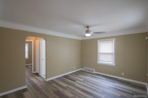 19644 Kenosha St, Harper Woods, MI, 48225-2242 | Card Image