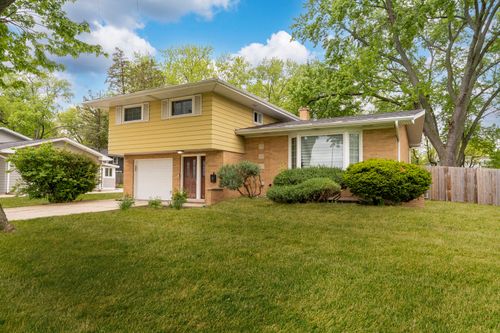 9 Sycamore Dr, Naperville, IL, 60540-7528 | Card Image