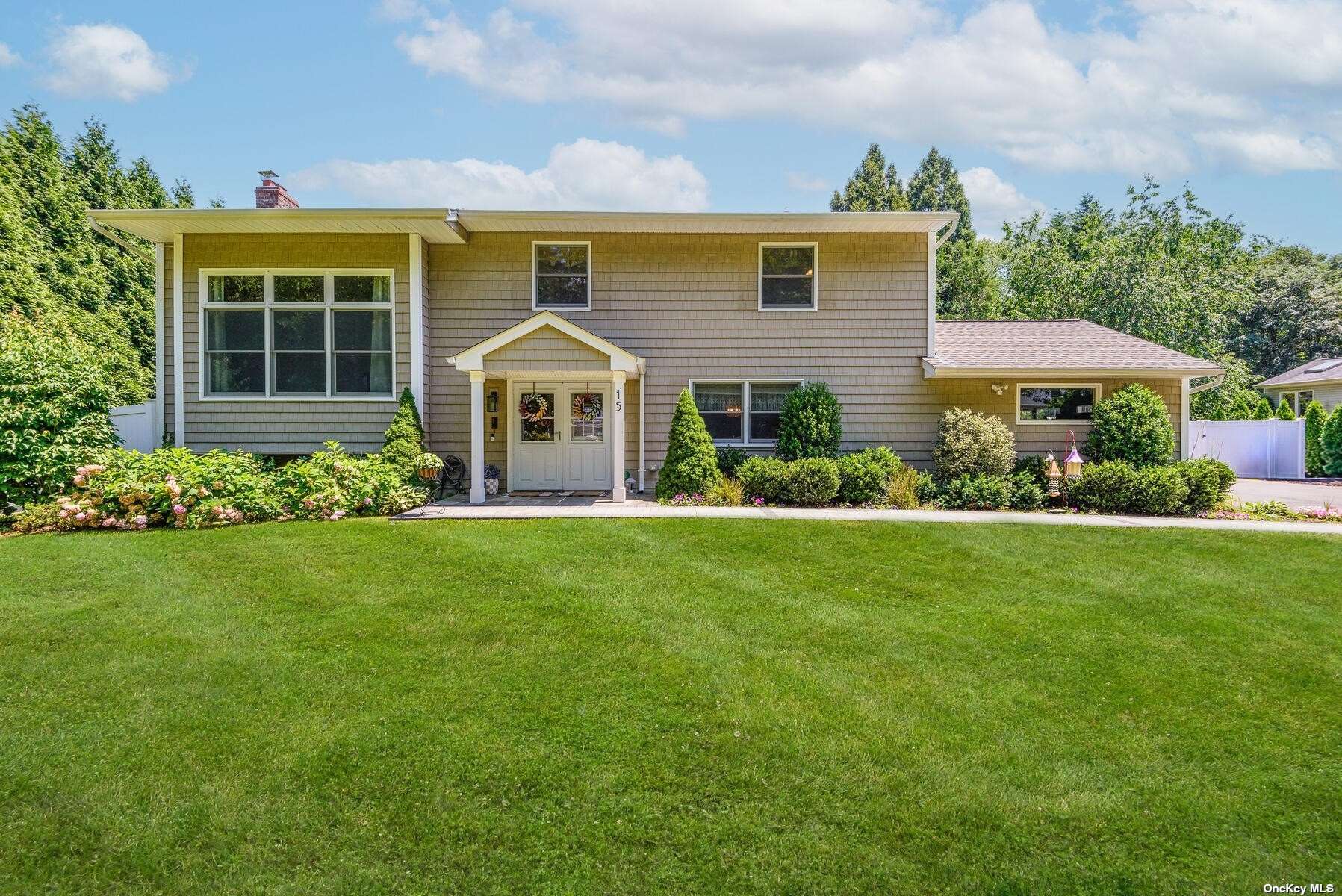 Polly Dr, Huntington, NY 11743