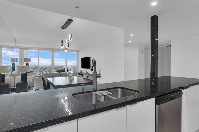 APT-3332 - 1717 N Bayshore Dr, Condo with 2 bedrooms, 2 bathrooms and null parking in Miami FL | Image 4