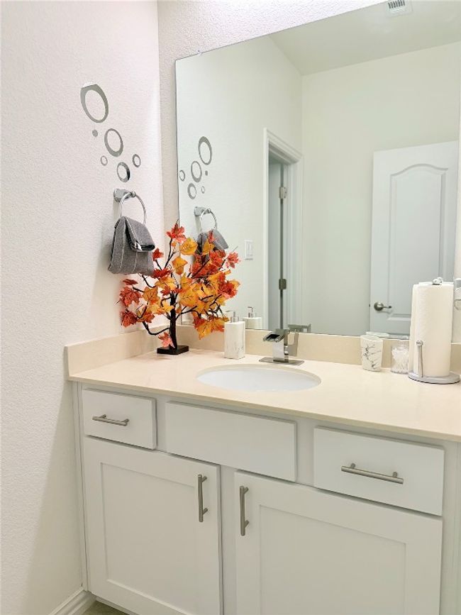 Jack and Jill Bathroom with Vanity | Image 36