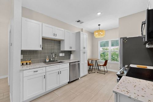 apt-102-2414 Longview St, Austin, TX, 78705-4231 | Card Image