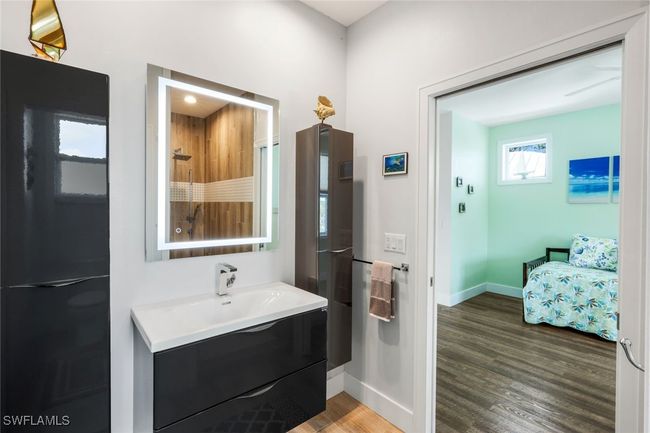 Studio Bathroom | Image 8
