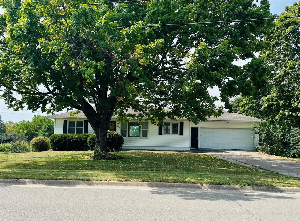 Sales Ave, Anamosa, IA 52205