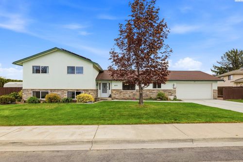800 N Reed, Kennewick, WA, 99336 | Card Image