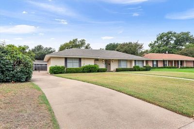 5736 Lakemont Circle, House other with 3 bedrooms, 2 bathrooms and 5 parking in Waco TX | Image 2