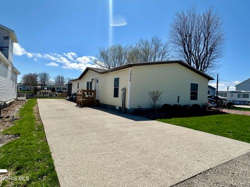 2860 W Risingsun Rd, Port Clinton, OH, 43452-9692 | Card Image