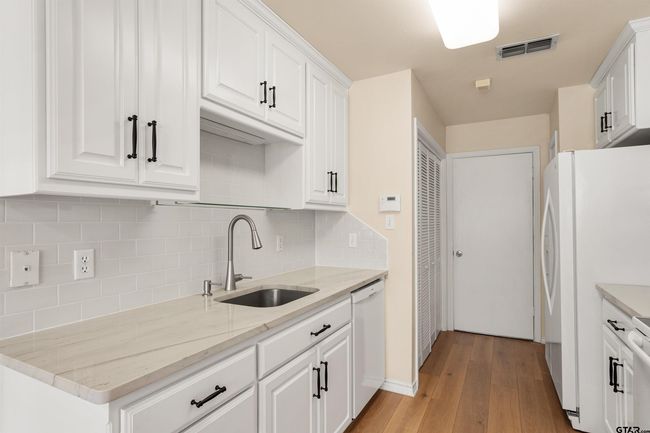 APT-1504 - 5401 Hollytree Dr, Condo with 3 bedrooms, 2 bathrooms and null parking in Tyler TX | Image 4
