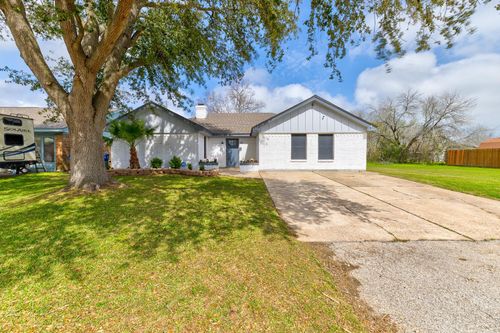 2302 38th Ave N, Texas City, TX, 77590-3766 | Card Image