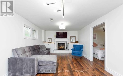 323 Montego Rd, Mississauga, ON, L5B1C6 | Card Image