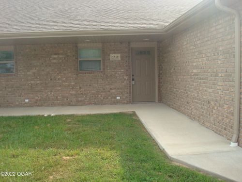 2719 Neosho Heights Cir, Neosho, MO, 64850-1111 | Card Image