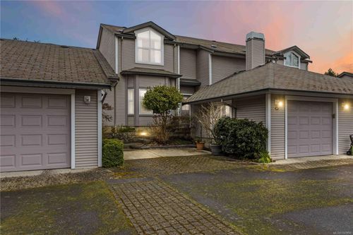 21-3633 Cedar Hill Rd, Saanich, BC, V8P3Z3 | Card Image