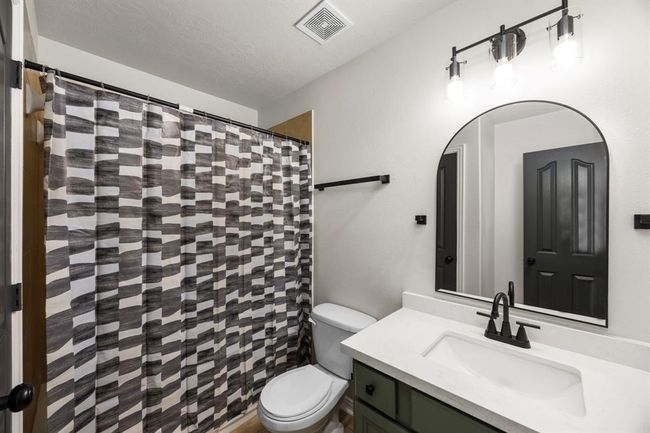 Stylish and Refreshed Secondary Bath | Image 34