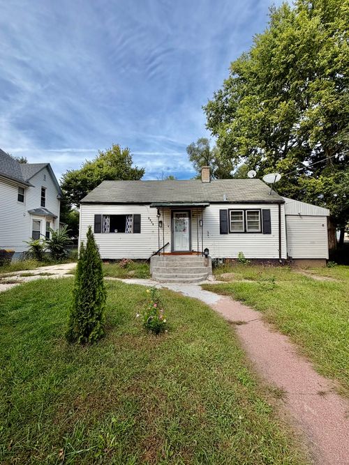 2015 Chestnut St, Rockford, IL, 61102-1925 | Card Image