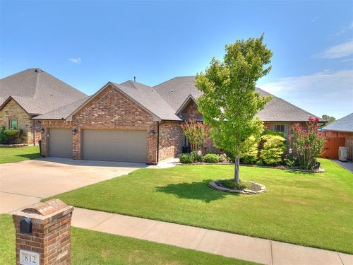 812 Lindsey Ln, Moore, OK, 73160-8443 | Card Image