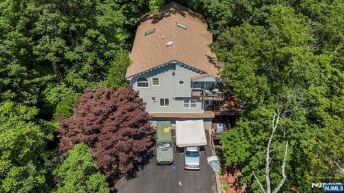 65 Hemlock Rd, Pompton Lakes, NJ, 07442-1319 | Card Image