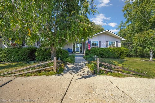 35550 Pleasant Valley Rd, Farmington Hills, MI, 48331-4109 | Card Image