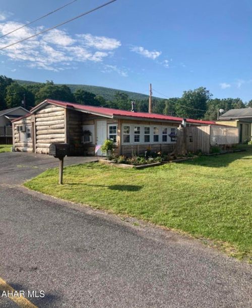 631 Lehigh Ln, Altoona, PA, 16602-7271 | Card Image