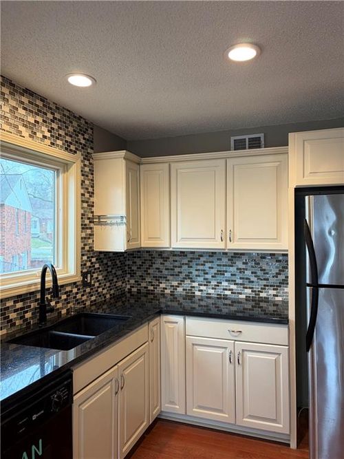 2912 Nw Bedford Ct, Blue Springs, MO, 64015-2833 | Card Image