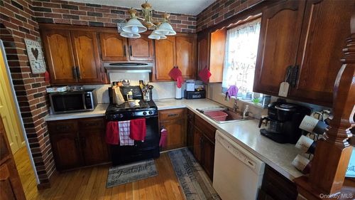 32 Butler Blvd, Elmont, NY, 11003-2506 | Card Image