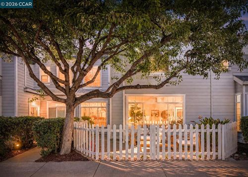 619 Commodore Dr, Richmond, CA, 94804-4584 | Card Image