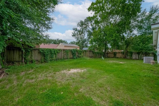 Spacious backyard is large enough for a play set, raised garden beds or simply to enjoy with friends/family! | Image 26