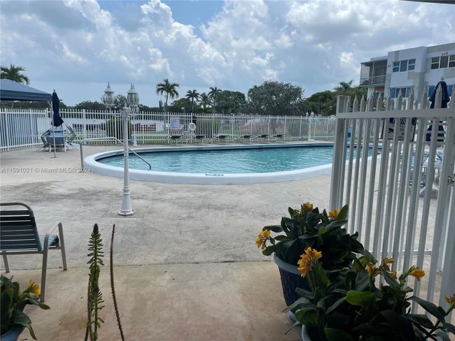 105 - 2300 Park Ln, Condo with 1 bedrooms, 1 bathrooms and null parking in Hollywood FL | Image 28