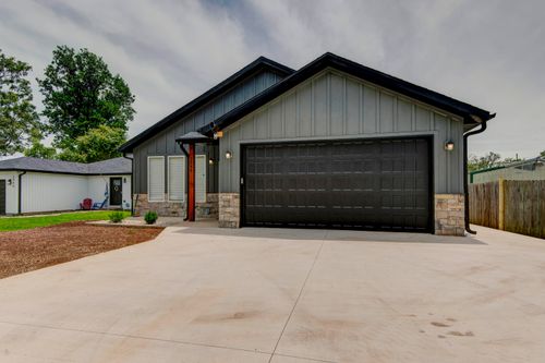 2946 W Olive St, Springfield, MO, 65802-4626 | Card Image
