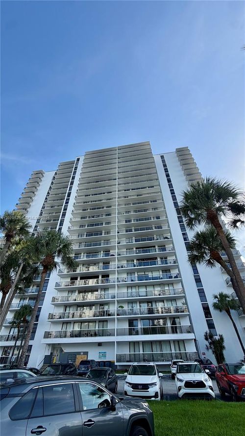 304-3701 N Country Club Dr, Aventura, FL, 33180-1732 | Card Image