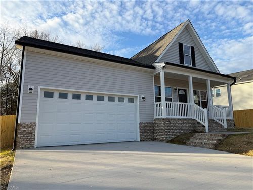 2710 Griffith Rd, Winston-Salem, NC, 27103-6418 | Card Image