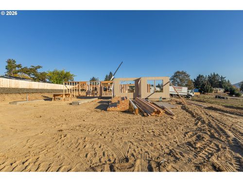 740 Se Hall St, Winston, OR, 97496 | Card Image